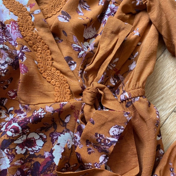 🍂CLEAROUT Gold Floral Crochet Wrap Top - Picture 3 of 11